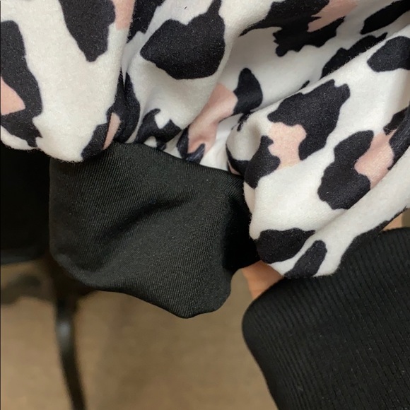 Black top with leopard sleeves - Picture 5 of 5
